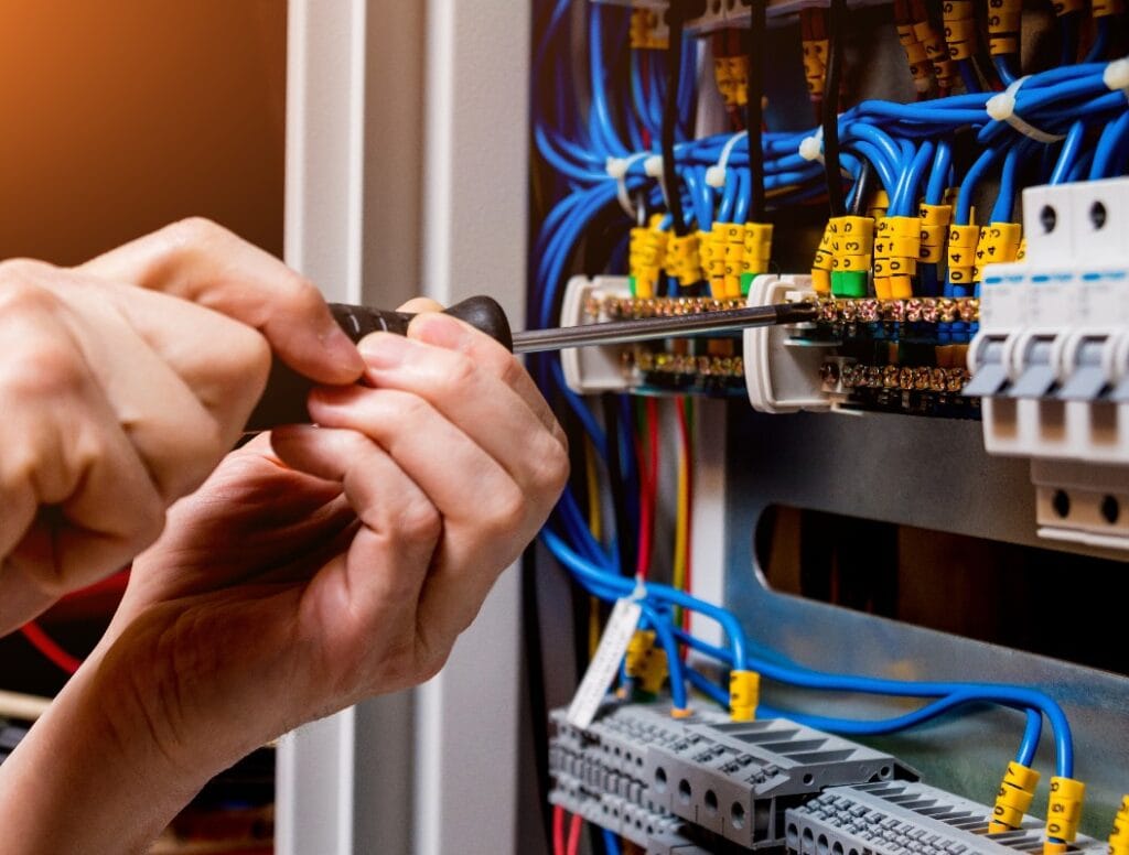 Installateur repariert die Spannung der Schalttafel